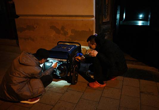 Inwoners van Lviv, in het westen van Oekraïne, tijdens een stroomstoring in januari als gevolg van Russische aanvallen.