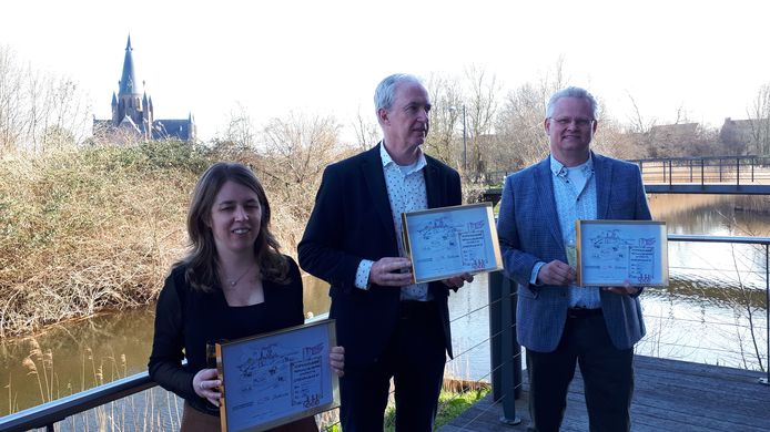 V.l.n.r. bestuurder Ingeborg Roks van tanteLouise, wethouder Willy Knop van Steenbergen en corporatiebaas Marc van der Steen van Stadlander sloegen maandag de handen stevig ineen om de stadskern van Steenbergen toekomstbestendig te maken.
