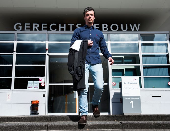 Dierenofficier Rolf Limburg voor de rechtbank in Utrecht.