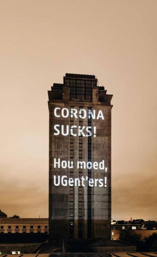 Twee weken lang projecteert de UGent 'corona sucks' op de gevel van de Boekentoren.