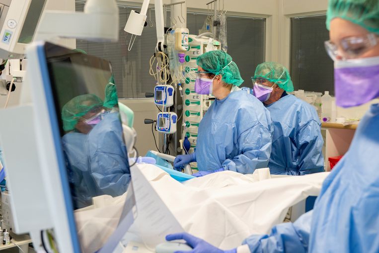 Artsen en verpleegkundigen aan het werk in het Elisabeth TweeSteden Ziekenhuis. Beeld ETZ / Maria van der Heyden
