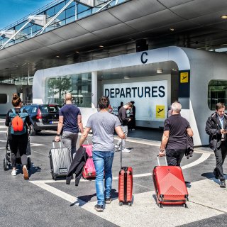 Staking legt luchthaven volledig plat. Waarom wordt er gestaakt en waar wordt hinder verwacht?