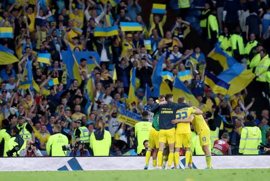 De spelers van Oekraïne vieren hun zege met de supporters
