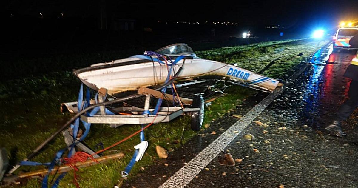 Speedboot op aanhanger breekt in tweeën door ongeluk op N242.