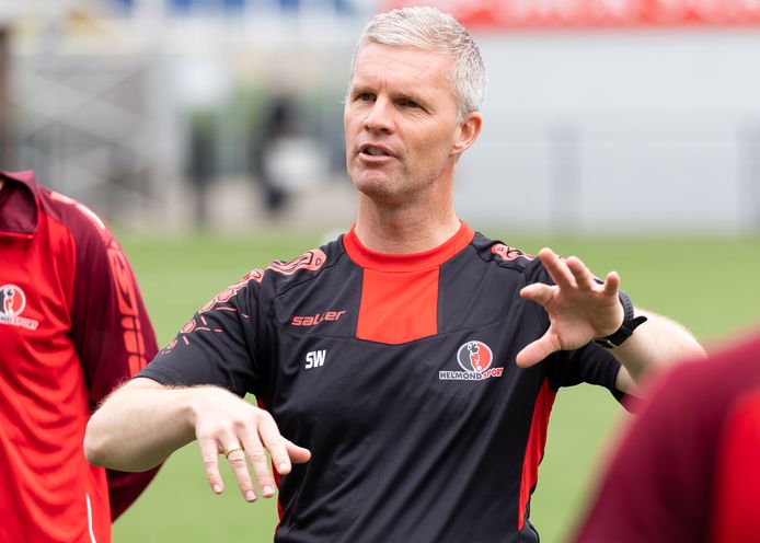 Helmond Sport-trainer Sven Swinnen verloor op bezoek bij NAC Breda en thuis van Jong AZ. Vrijdag wacht FC Eindhoven.