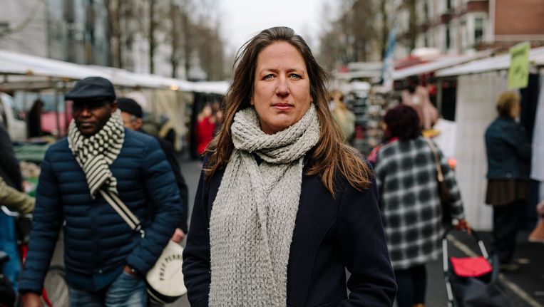 PvdA-lijsttrekker Marjolein Moorman op de Dappermarkt in Oost. Beeld Marc Driessen