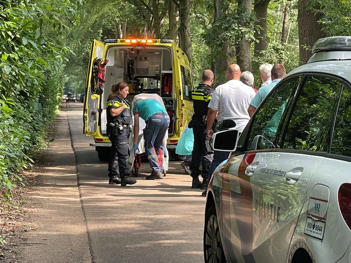 Na de val van haar fiets werd vrouw per ambulance afgevoerd.