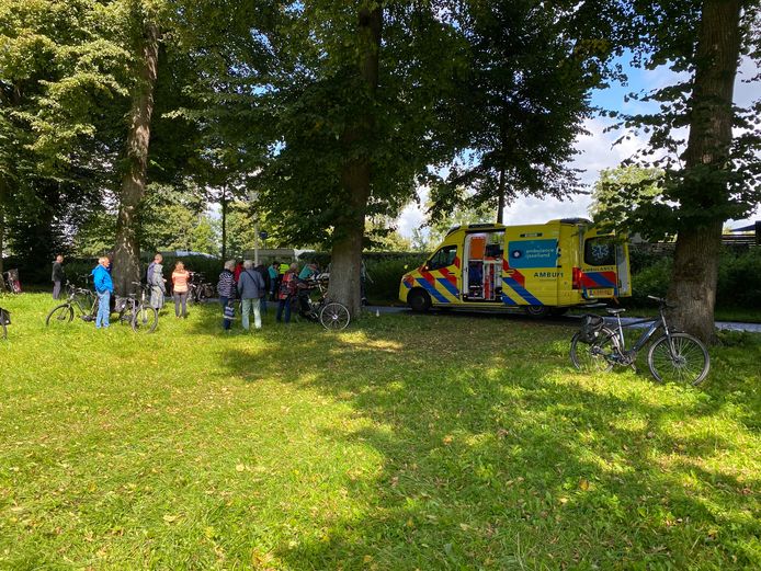 Op een fietspad aan de Worp in Deventer raakten gisteren meerdere mensen gewond na valpartijen. De weg is spiegelglad.