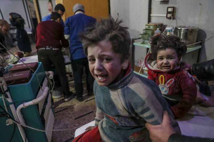 Gewonde en radeloze kinderen in een ziekenhuis in Oost-Ghouta.