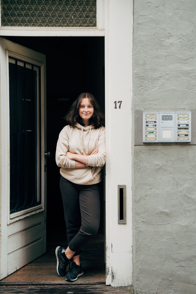 Linde: 'Ik moet oppassen dat ik niet te veel bijklus of mijn ouders verliezen hun kindergeld. Dat vind ik pijnlijk: ik wil meer geld verdienen zodat ik wat comfortabeler kan leven, maar het mag niet.' Beeld Anton Coene