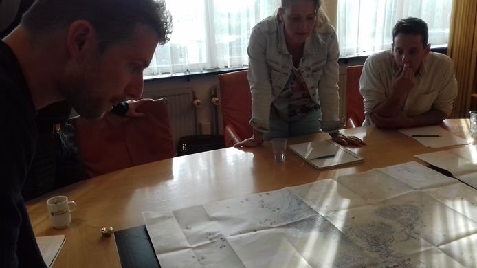 Van links naar naar rechts wethouder Tom van den Nieuwenhuijzen, Petra Thijs (Kragten) en Hans Roelofs (waterschap De Dommel) bekijken de 'waterkaart' van Son en Breugel.