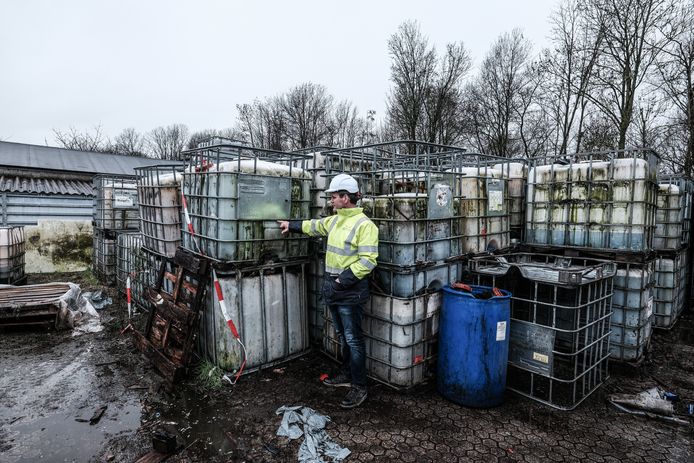 De vaten van Rutgers met het giftige blusschuim op het terrein in Doetinchem op archiefbeeld.
