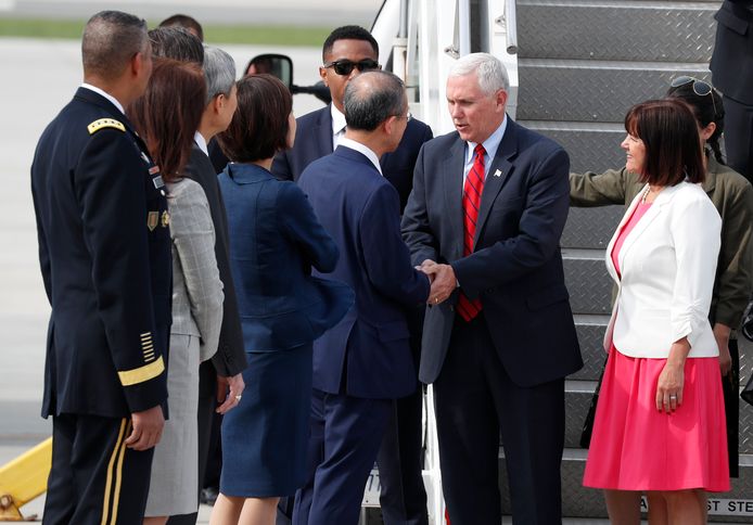 De Amerikaanse vicepresident Mike Pence (rode stropdas) schudt de hand van de Zuid-Koreaanse minister Lim Sung-nam van Buitenlandse Zaken. Helemaal rechts de vrouw van de vicepresident, Karen Pence.