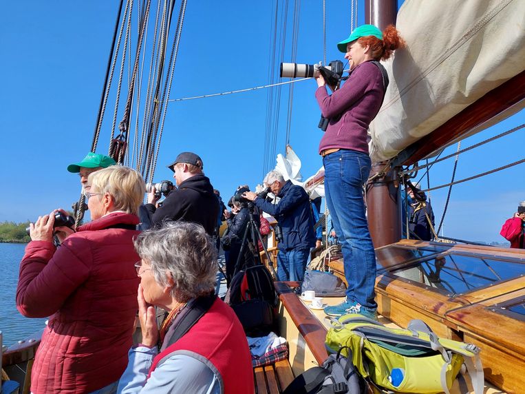 Vogelaars op excursie naar de Marker Wadden. Rechts met camera Debby Doodeman Beeld Sarah-Mie Luyckx