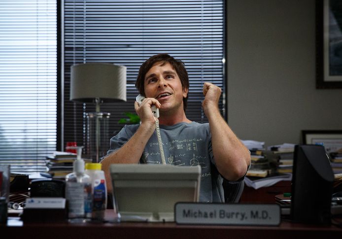 Christian Bale in een scène van The Big Short.