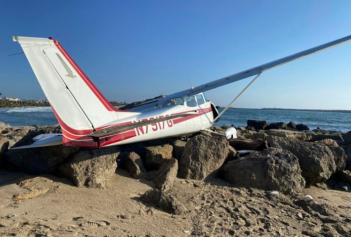 Eerder deze week stortte in Ventura, Californië ook al een vliegtuigje neer. De drie inzittenden kwamen met de schrik vrij.