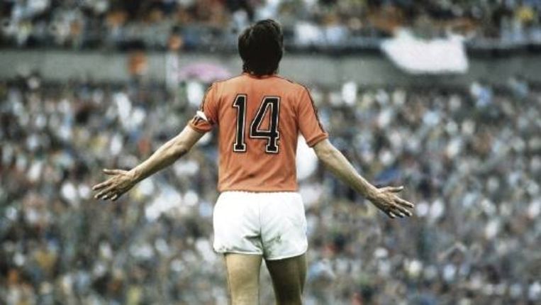 Johan Cruijff ziet het onheil naderen. Nederland was dichtbij, maar grijpt naast de wereldtitel. (ANP) Beeld 