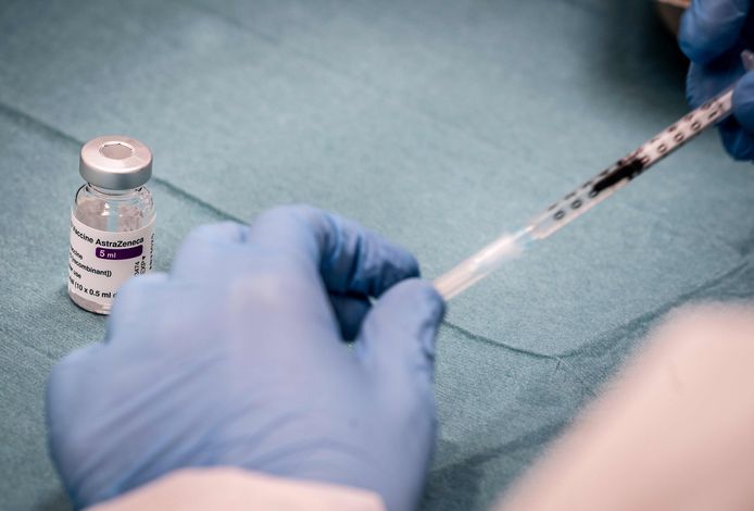 Een AstraZeneca-vaccin wordt bereid in Denemarken.