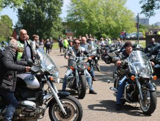 “Waar we anders de motoren laten brullen, zullen we dat nu niet doen”: bikers vormen erehaag voor slachtoffer (23) van ongeval op Plantin en Moretuslei