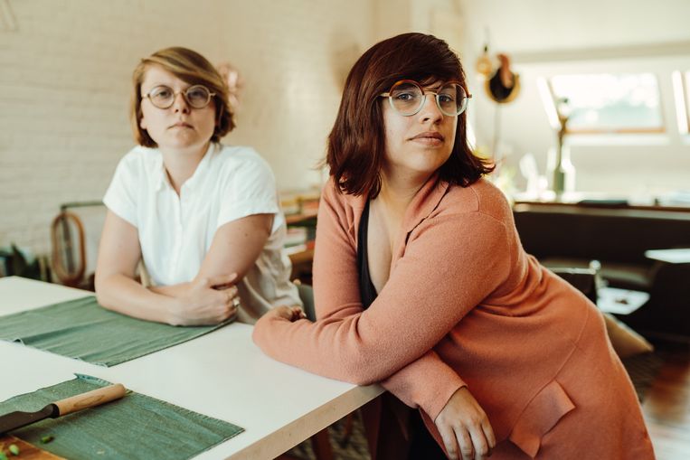 Britt De Valck (l.) en Magali de Reu werken in de tech- en de reclamewereld. De Reu: ‘De techwereld is een mannenbastion.’ De Valck: ‘Tijdens de feestjes gebeuren dingen die niet door de beugel kunnen.’ Beeld Illias Teirlinck