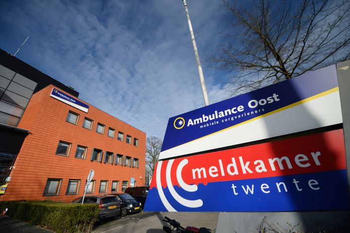 Het crisisteam Twente coördineert vanuit de Meldkamer in Hengelo de coronamaatregelen.
