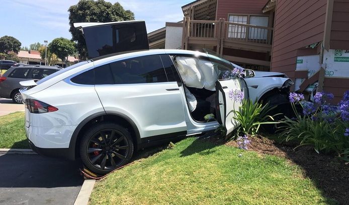 Crash met Tesla Model X.