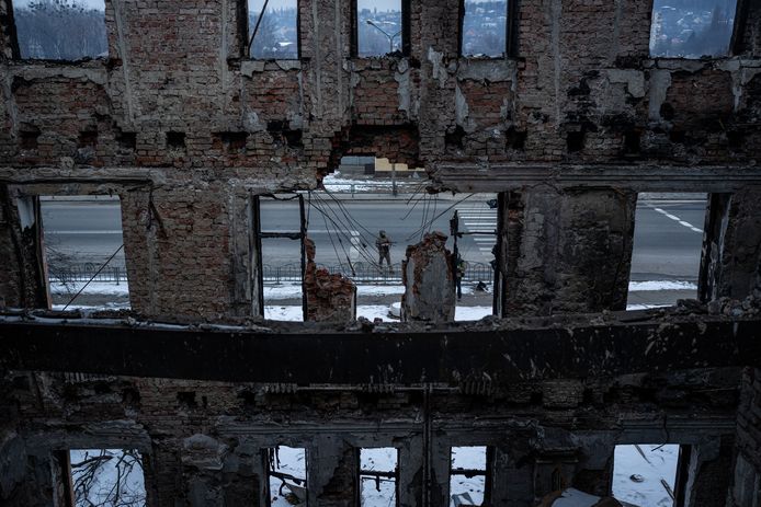 Een verwoest gebouw in Charkiv.