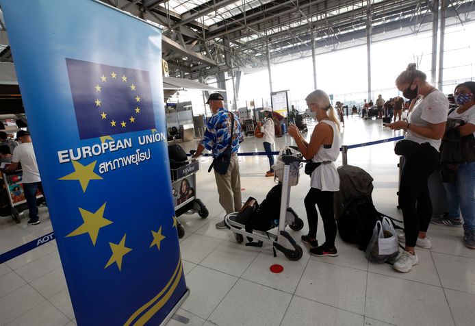 EU-burgers staan in de rij op de luchthaven van Bangkok om gerepatrieerd te worden naar hun thuisland.