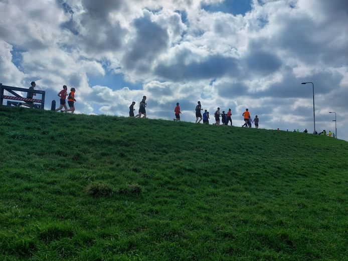 Hardlopers op de dijk in Nijmegen-Noord, tijdens de Stevensloop