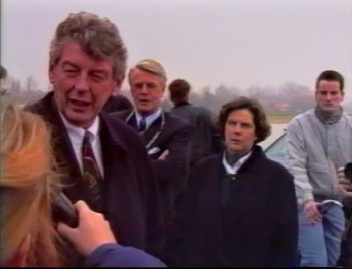 Minister-president Wim Kok staat op de dijk bij Avelingen de pers te woord.