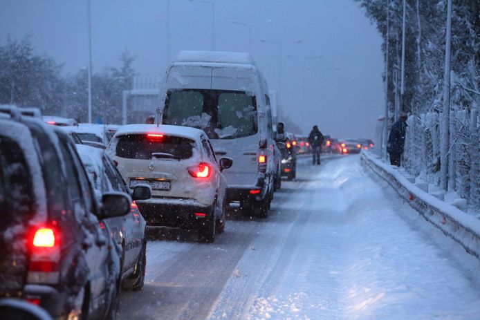 Het verkeer werd door sneeuwstormen flink in de war gestuurd in Griekenland.
