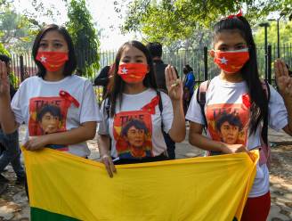 Honderden professoren en studenten protesteren in Myanmar tegen staatsgreep