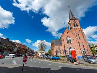 Kerk Knesselare zet zondag zolder open: “Bekijk het dorp door de dakluiken van de kerk”