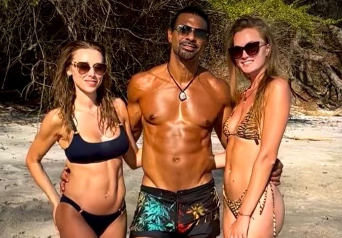 Haye met Una Healy (links) en Sian Osborne (rechts).