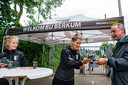 Vrijwilligers van Berkum scannen de CoronaCheck-app voor aanvang van de wedstrijd van het eerste.
