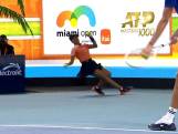 Tennisser raakt hoofd ballenmeisje terwijl ze onderuitgaat