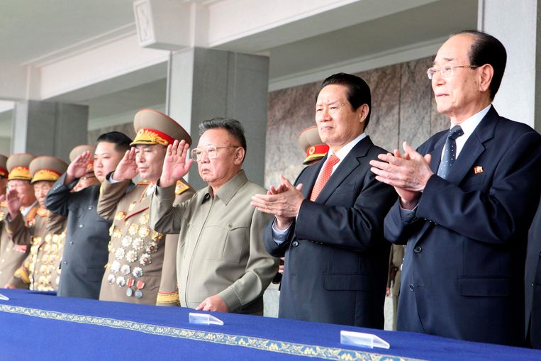 De Noord-Koreaanse ex-leider Kim Jong-il met Chinese hoogwaardigheidsbekleders, onder wie Zhou Yongkang (2e van rechts). Beeld reuters