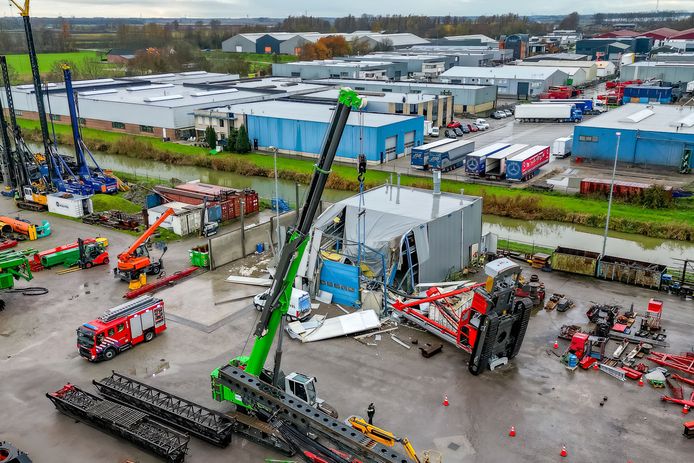 Heimachine valt op dak van loods in Werkendam, ravage op ...