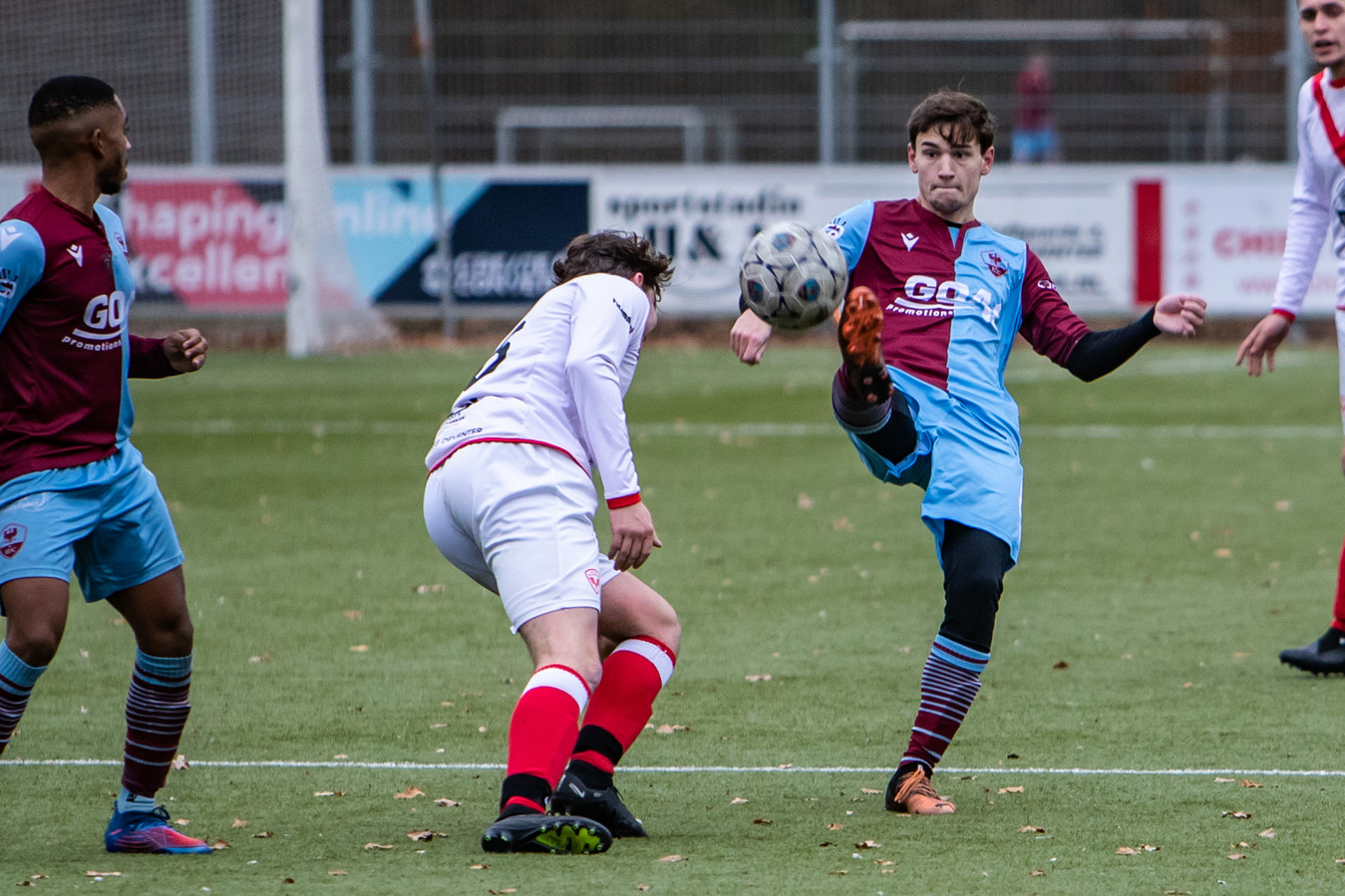 Joost Brouwer van FC RDC tikt de bal weg voordat Roan Koekkoek van Sportclub Deventer erbij kan.