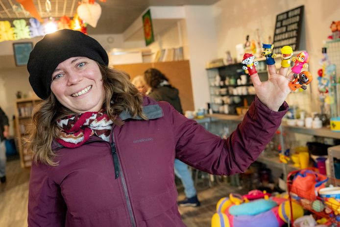 Annefloor Kuckartz met een hand vol vingerpoppetjes in de weggeefwinkel in Nijmegen-Koningsdaal.