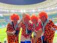 Knaloranje Flintstones stelen de show op WK in Qatar: ‘Mensen staan in de rij voor foto met ons’