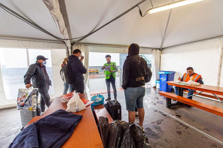 De eerste bussen met vluchtelingen kwamen begin deze week aan bij de noodopvanglocatie van het Centraal Orgaan Asielzoekers in de Zeelandhallen in Goes. Beeld ANP