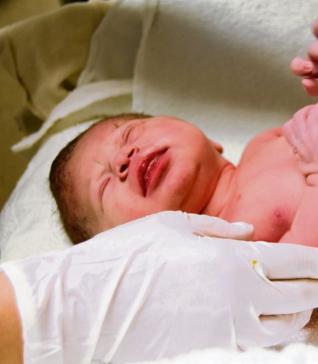 Na het bevallen de navelstreng direct doorknippen? Doe maar niet, adviseren deze deskundigen