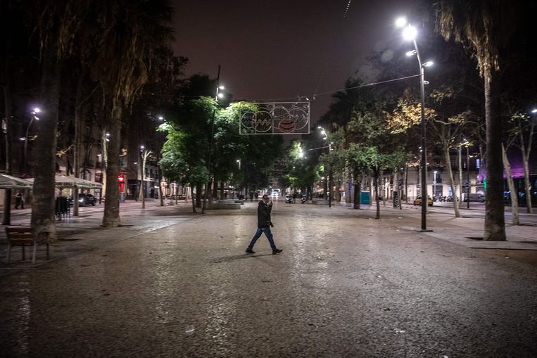 Nauwelijks een mens te zien, 's avonds op de Ramblas in Barcelona, maar daar komt binnenkort verandering in. Beeld AFP
