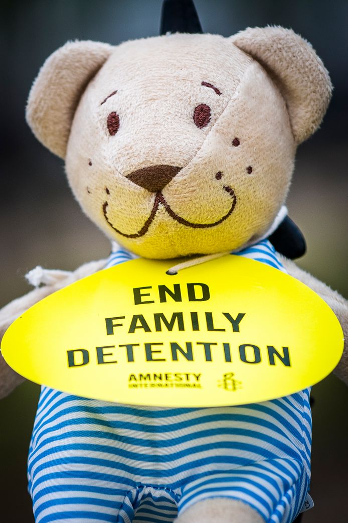 Actie van Amnesty International Belgium tegen opsluiting van gezinnen met kinderen.