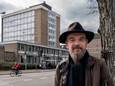 Cees Martens is bewoner van de Zusterflat die gesloopt zal worden in de toekomst als alle vergunningen verkregen zijn.