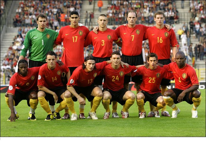 Sterchele, tweede van links onderaan, verzamelde vier caps voor de Rode Duivels. Hier een ploegfoto voor het EK-kwalificatieduel van 2 juni 2007 tegen Portugal...