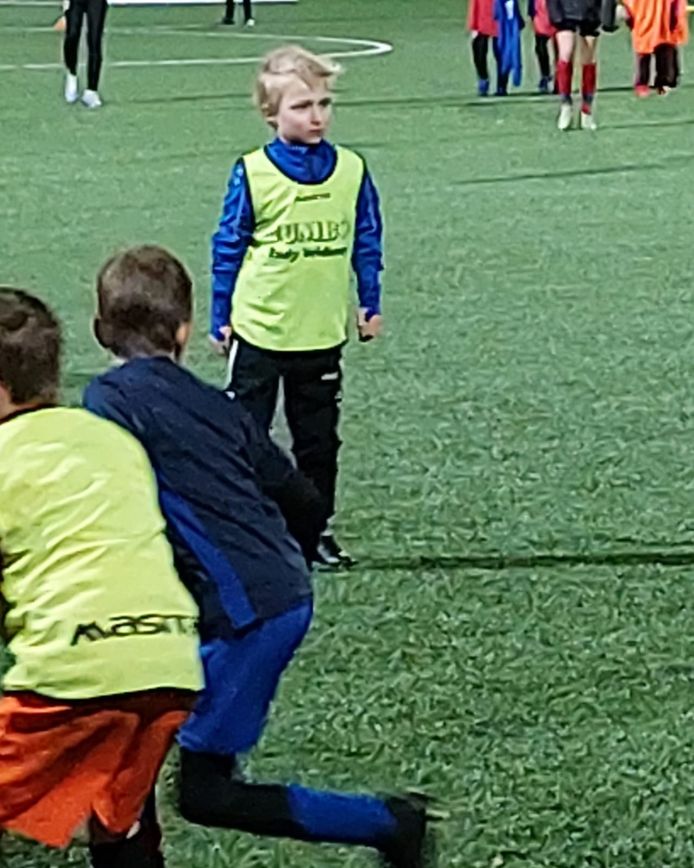 Morris kan alles weer doen wat een jong kind hoort te kunnen doen, zoals voetballen.