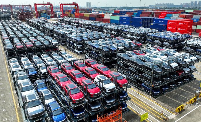 Elektrische wagens van BYD wachten in Chinese havens om geëxporteerd te worden