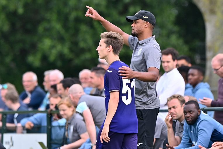 Vincent Kompany en Yari Verschaeren tijdens de stage. Beeld Photo News